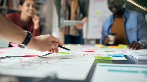 Beratungsszene zur zirkulären und ressourcenschonenden Produktentwicklungsprozessen